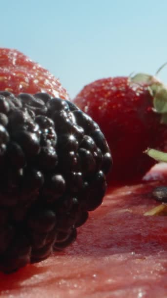 Jahody Řadě Leží Řezaném Melounu Proti Modré Obloze Mulberry Padá — Stock video