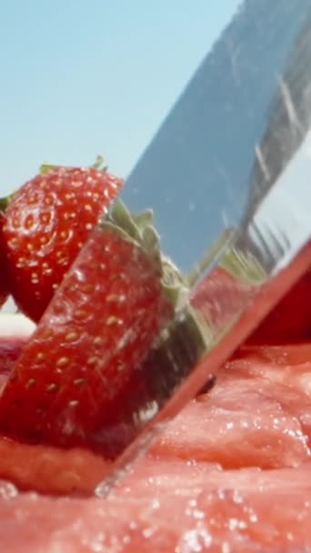 草莓放在半个西瓜上 我用刀切纸浆 垂直的 社交媒体 — 图库视频影像