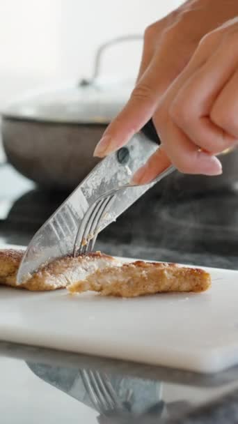 Pişirirken Kızarmış Tavuğu Büyük Bir Bıçakla Kestim Hareket Halinde Siyah — Stok video