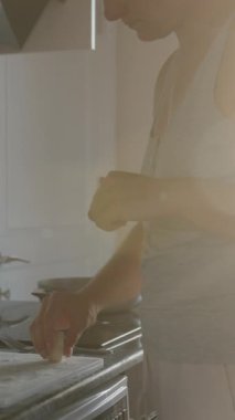 Yemek pişirmek. Peynirli krepleri una sarıp kızartma tavasına koyuyorum. Siyah tezgah. Dikey. Sosyal Medya