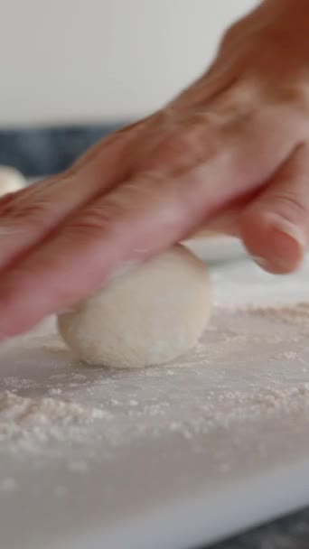 Koken Maak Een Kaaspannenkoek Met Mijn Handen Een Glas Zwart — Stockvideo