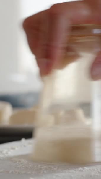Yemek Pişirmek Bardakla Peynirli Krep Yaparım Tabağa Koymuştum Siyah Tezgah — Stok video