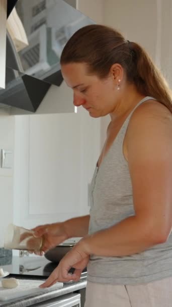 Cocinar Formo Una Tortita Queso Con Mis Manos Vaso Encimera — Vídeos de Stock