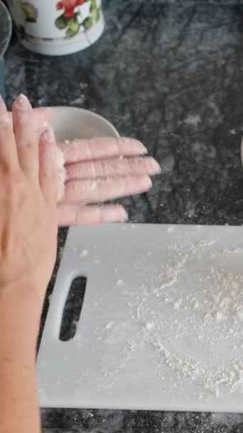 Cucino Formo Pancake Formaggio Con Mani Bicchiere Vista Dall Alto — Video Stock
