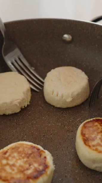 Cocinar Doy Vuelta Los Panqueques Queso Sartén Frita Primer Plano — Vídeo de stock