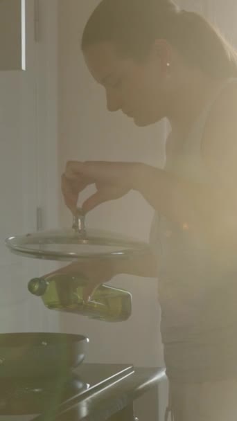 Готувати Виливаю Олію Сковороду Сонячне Світло Вікні Русі Вертикально Соціальні — стокове відео