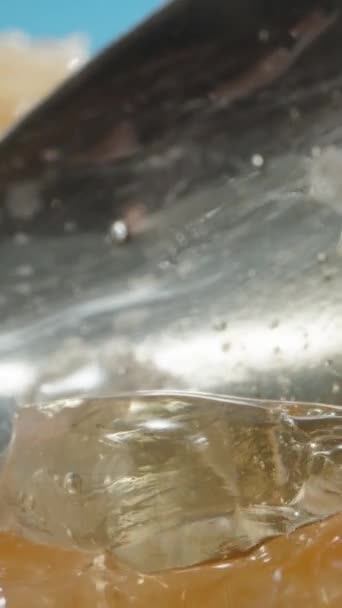 Verzamel Honing Met Een Ijzeren Lepel Die Camera Volgt Honingraat — Stockvideo