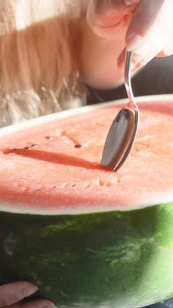 Die Junge Frau Hält Eine Große Wassermelone Auf Ihren Knien — Stockvideo