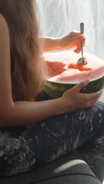 Wanita Muda Duduk Sofa Dengan Semangka Besar Makan Dengan Sendok — Stok Video