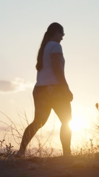Słońce Zachodzi Młoda Kobieta Chodzi Wzgórzu Piaskiem Roślinami Pionowe Media — Wideo stockowe