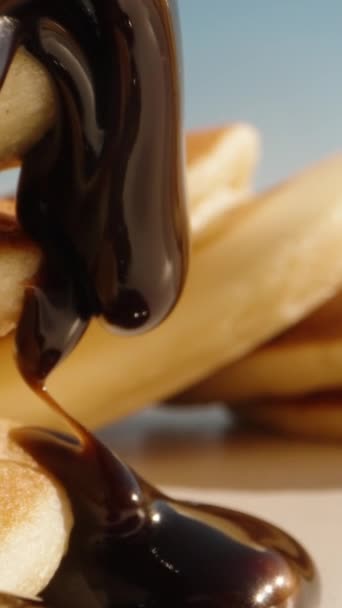 Ich Gieße Schokoladensoße Über Die Pfannkuchen Leckeres Frühstück Wird Sehr — Stockvideo