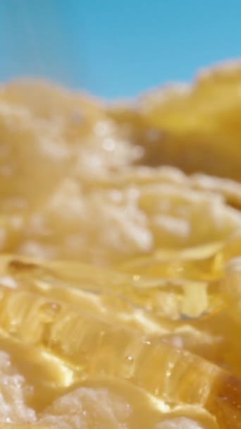 Vertical Despejo Flocos Milho Com Mel Delicioso Pequeno Almoço Saudável — Vídeo de Stock