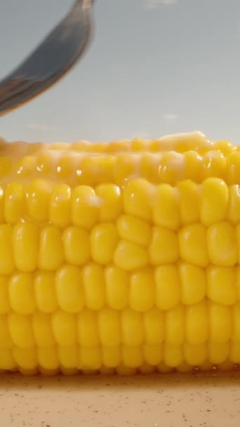 我用叉子把黄油铺在棒子上 甜甜的多汁玉米 垂直的 社交媒体 — 图库视频影像