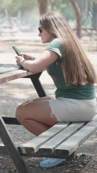 Eine Junge Frau Sitzt Einem Tisch Park Sie Schaut Auf — Stockvideo