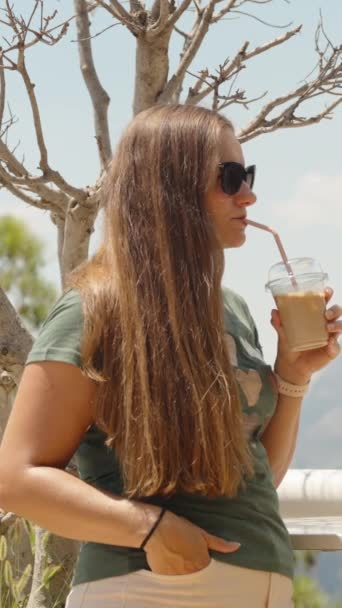 Uma Jovem Mulher Óculos Sol Está Uma Mesa Bebendo Café — Vídeo de Stock