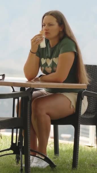 Açık Bir Kafede Oturan Uzun Saçlı Genç Bir Kadın Dondurma — Stok video