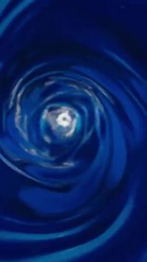 Girdap ya da su bacası. Makro çekim, ağır çekim. Mavi su dikey video. Dikey video.