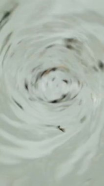 Girdap ya da su bacası. Makro çekim, ağır çekim. Bırak, çay yap. Dikey video.