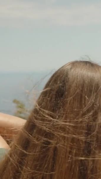一个年轻的女人站在栏杆边 往远处看 大海和周围的群山夏天 垂直的 社交媒体 — 图库视频影像