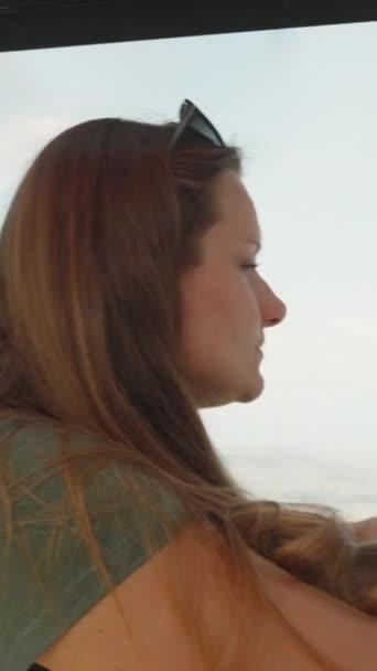 Genç Kadın Etraftaki Güzel Manzaraya Işaret Ediyor Teleferiğin Füniküler Görüntüsünü — Stok video