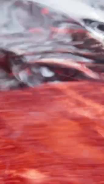 ウォールプールか水中のファネル 水に赤いスパイラル マクロシューティング スローモーション バーティカルビデオ — ストック動画