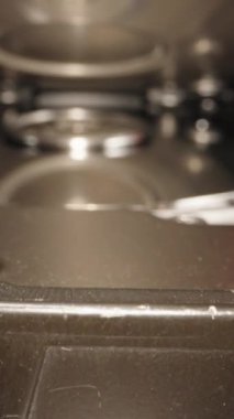 Kapağı açıp bilgisayarın sabit diskini söküyorum. Dolly Slider aşırı yakın çekim. Laowa Sondası Dikey Video.