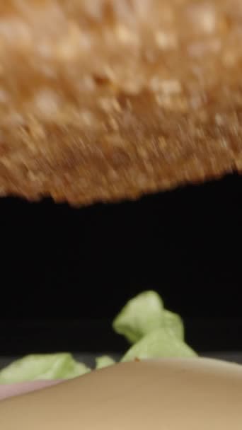 Robię Kanapkę Położyłem Kawałek Chleba Gotowej Kanapce Dolly Suwak Ekstremalne — Wideo stockowe