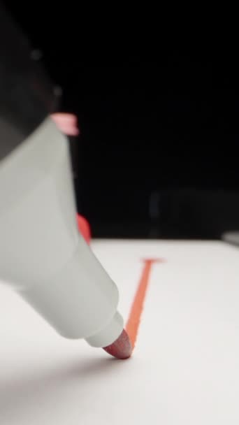桌上有多种颜色的标记 红记号在纸上画了一条直线 多莉滑行极端特写 Laova Probe Vertical视频 — 图库视频影像