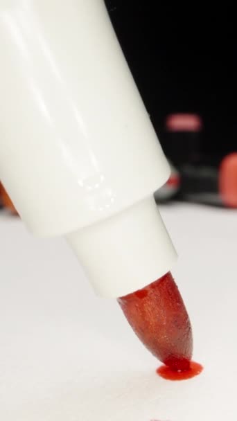 Masanın Üzerinde Çok Renkli Kalemler Var Kırmızı Işaret Kağıda Dokunur — Stok video