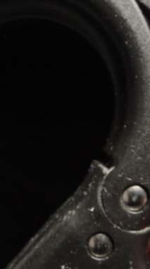 Bir adam el çalıştırıcısını sıkar, genişletir. Dolly Slider aşırı yakın çekim. Laowa Sondası Dikey Video.