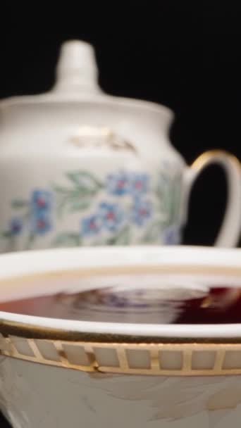 Herbaciana Impreza Wrzucam Kawałek Cukru Filiżanki Herbaty Rozpryski Zwolnij Dolly — Wideo stockowe