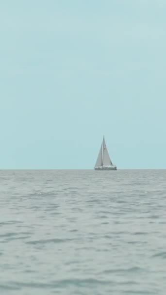Jacht Żaglowy Morzu Słoneczny Dzień Pionowe Wideo — Wideo stockowe