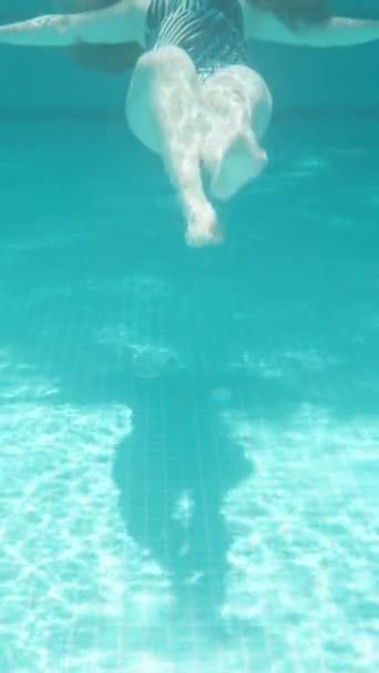 Blaues Schwimmbad Unterwasserschießen Sonniger Tag Eine Dicke Junge Frau Schwimmt — Stockvideo