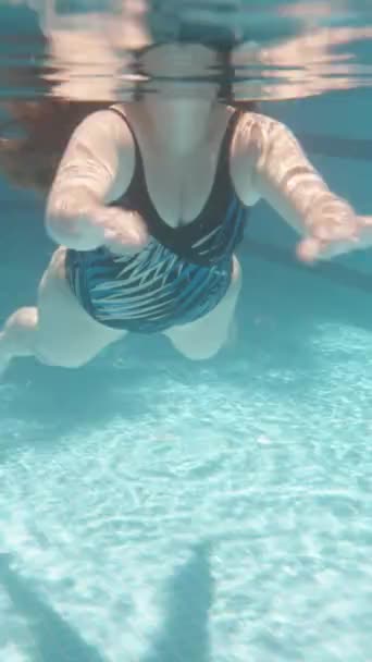 Piscina Azul Tiro Subaquático Dia Ensolarado Uma Jovem Gorda Nada — Vídeo de Stock