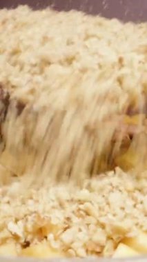 Ayva ve elmalara ezilmiş ceviz eklersem turta için çok lezzetli olur. Dikey video Sosyal Ortamı