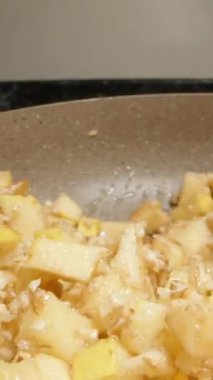 Ayva ve elmaları ceviz ve şekerle kızartıyorum. Turta dolgusu. Dikey video Sosyal Ortamı