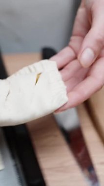 Genç bayan turtaları bir yemek tepsisine koydu. Dikey video Sosyal Ortamı