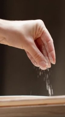 Masaya un serperim. pişirme turtaları, yavaş çekim dikey video sosyal medya