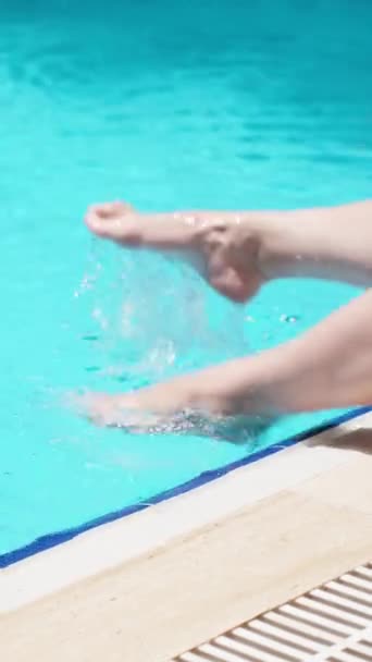 Голубой Бассейн Солнечный День Молодая Женщина Брызгающая Ногами Воду — стоковое видео