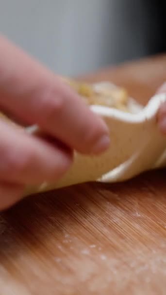 Envuelvo Relleno Masa Pasteles Con Manzanas Nueces Primer Plano Vídeo — Vídeo de stock
