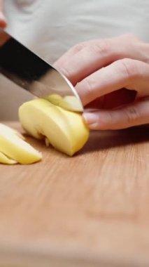 Genç kadın ahşap bir tahtada bıldırcın kesiyor, kamera daire şeklinde hareket ediyor, yakın plan. Dikey video Sosyal Ortamı