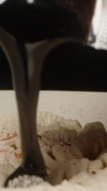 Kuru erişteye sos ekle. Dolly Slider aşırı yakın çekim. Dikey video Sosyal Ortamı