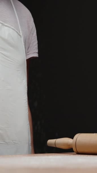 Beyaz Önlüklü Genç Bir Kadın Masaya Serpip Turta Hamurunu Serpiyor — Stok video