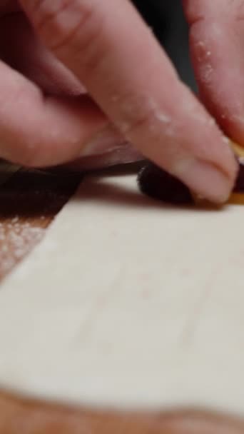 Повар Кладет Кусочки Сливы Тесто Пироги Вертикальное Видео Социальные Медиа — стоковое видео