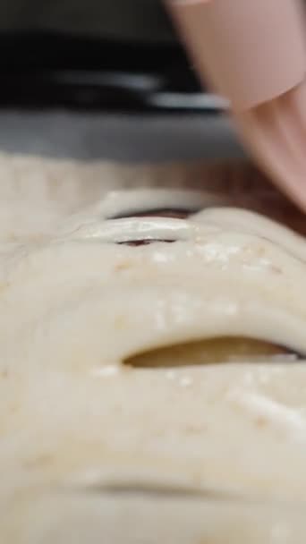 在油炸之前 厨师用硅胶刷子给李子馅饼抹上油脂 鸡蛋混合物 垂直视频社交媒体 — 图库视频影像