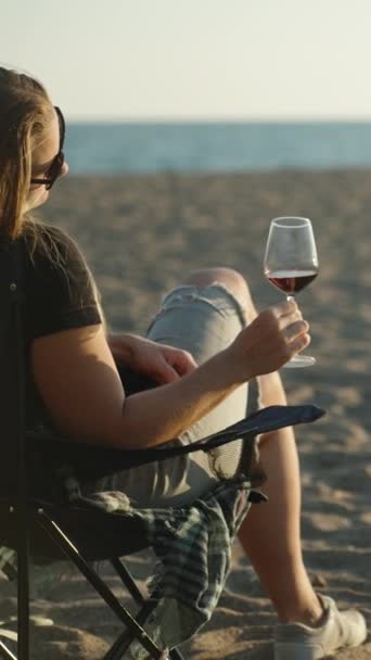 Deniz Kıyısında Genç Bir Kadın Elinde Bir Bardak Şarap Döndürür — Stok video
