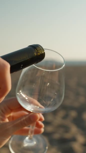 여자가 유리에 와인을 해변에서 로맨틱 클로즈업 비디오 미디어 — 비디오