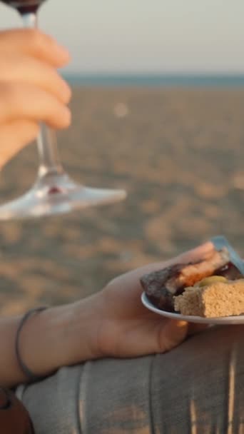 Encontro Romântico Praia Uma Jovem Segurando Prato Carne Salada Bebendo — Vídeo de Stock