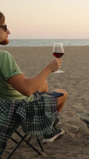 Romantisches Date Meer Wir Klirren Mit Weingläsern Ein Tragbarer Grill — Stockvideo