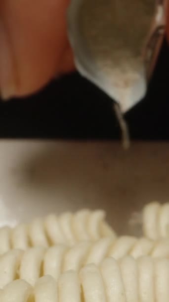 Nouilles Instantanées Verser Les Épices Dans Une Assiette Dolly Slider — Video